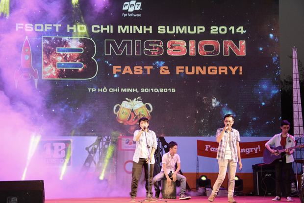 Lễ tổng kết mở màn bằng các tiết mục warm up do Phạm Nguyễn Bích Hiền (FSU 11) cùng nhóm nhạc của mình thể hiện.