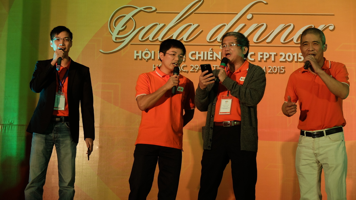 <p> Không khí STCo lan tỏa tới từng lãnh đạo. TGĐ FPT Bùi Quang Ngọc cũng không ngần ngại lên sân khấu cùng "đàn em" thể hiện ca khúc "Đêm onsite".</p>