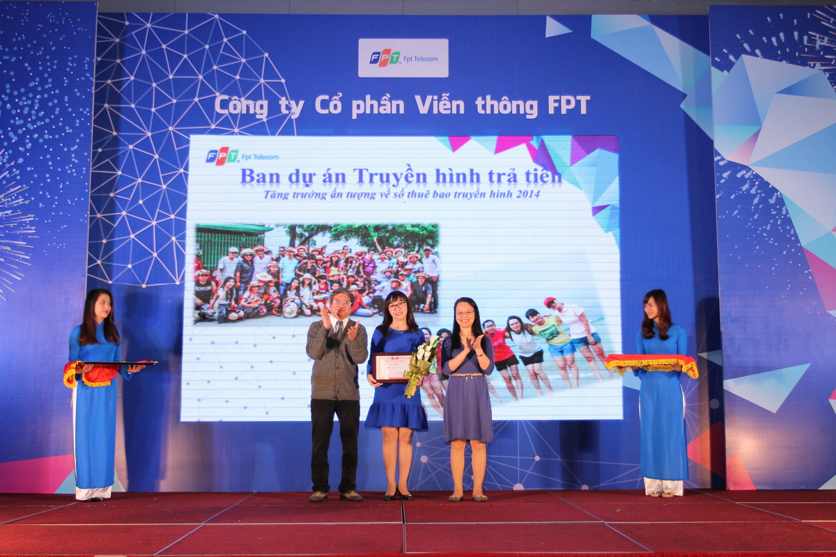 <p> Chia sẻ về FPT Telecom, TGĐ FPT Bùi Quang Ngọc đánh giá, đây là đơn vị nắm giữ hai kỷ lục của tập đoàn: Quản lý số lượng người đông nhất và đóng góp tỷ lệ lợi nhuận cao nhất trong FPT. "Tôi cảm nhận được sức trẻ của người FPT Telecom, đội ngũ lãnh đạo làm việc teamwork và tinh thần ngày càng tiệm cận hơn với STCo. Mong công ty sẽ tiếp tục mở rộng thị phần Truyền hình FPT, đưa dịch vụ này thành công như dịch vụ Internet, đẩy mạnh toàn cầu hóa, đặc biệt là giữ vững phong độ tại Campuchia", TGĐ nhắn nhủ.</p>