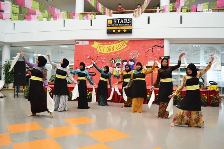 <p> Giao lưu văn nghệ là phần không thể thiếu trong lễ hội Tết dân gian tại ĐH FPT. Sinh viên Brunei góp vui với nhiều điệu múa truyền thống của nước mình.</p>