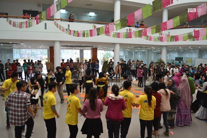 <p> Sinh viên hòa cùng điệu nhảy vui nhộn của các cô gái xinh đẹp đến từ đất nước Brunei. Tiết mục “cây nhà lá vườn” về chủ đề mùa xuân khiến không khí Tết gần hơn với sinh viên FPT và bạn bè quốc tế.</p>