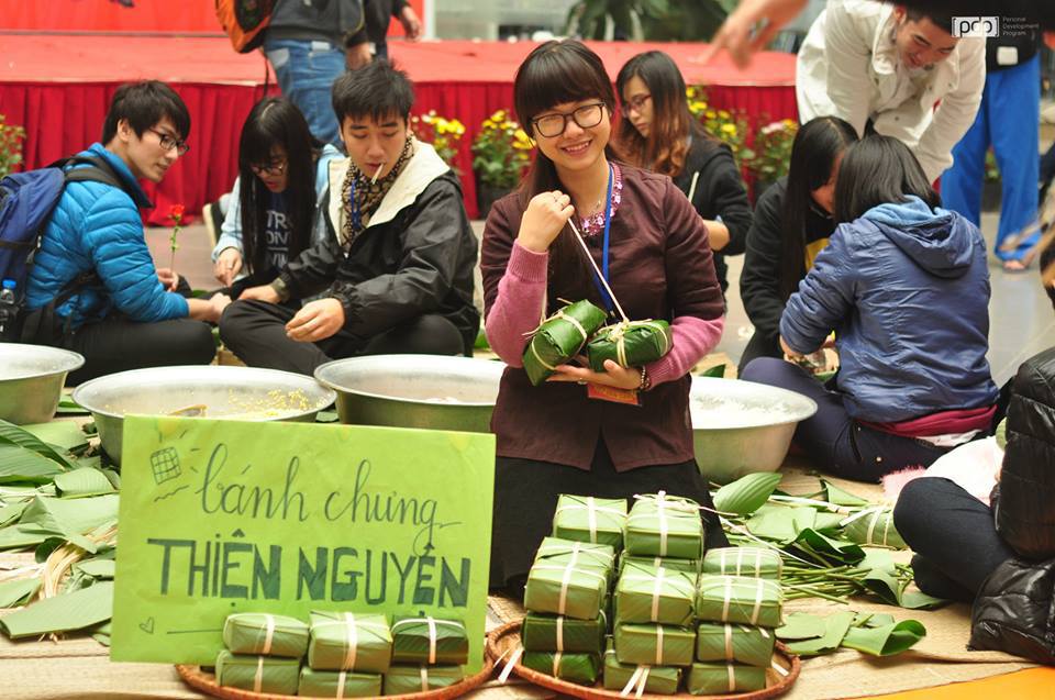 <p> Toàn bộ số bánh chưng mà sinh viên Việt Nam và quốc tế gói được trong lễ hội này sẽ được đem luộc và trao tặng những em nhỏ có hoàn cảnh khó khăn trong bệnh viện hoặc các gia đình neo đơn thuộc khu vực Hà Nội.</p>