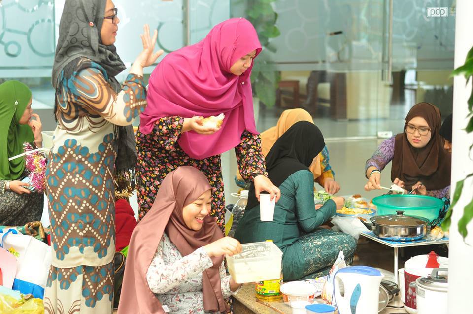 <p> Trong tổng số hơn 20 gian hàng tại lễ hội Tết dân gian, sinh viên Brunei cũng góp mặt với một khu vực ẩm thực khá sôi động. Trong trang phục truyền thống của đất nước, các nữ sinh đến từ ĐH Quốc gia Brunei Darussalam rất tập trung chế biến món ăn.</p>