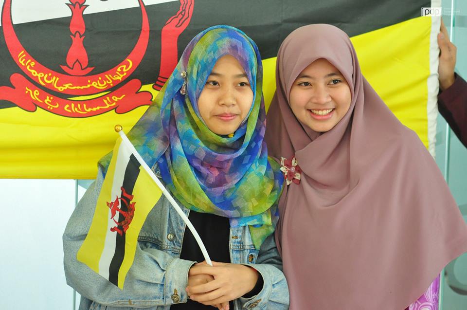 <p> Ngoài ẩm thực, các đại diện Brunei cũng góp vui với khu vực chụp ảnh lưu niệm. Sinh viên Brunei cung cấp trang phục và khăn truyền thống Brunei để sinh viên Việt Nam có thể thỏa sức “pose” hình.</p>