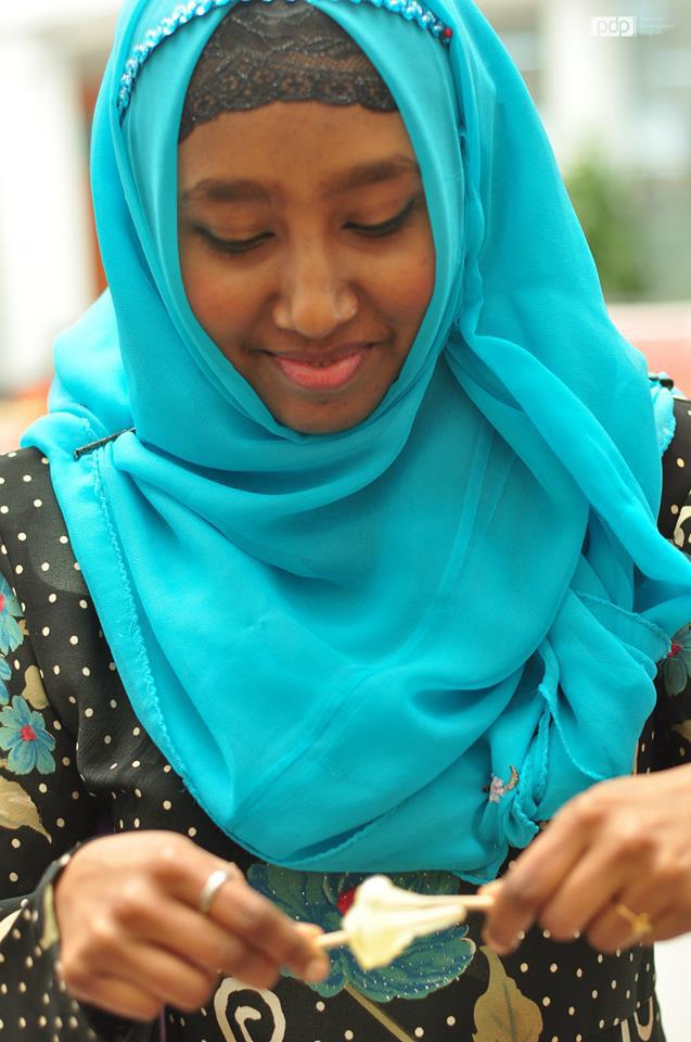<p> Ở một góc khác, nữ sinh Aishath Shahudha đến từ Maldives thích thú với món kẹo kéo thơm ngọt, món ăn yêu thích của bất cứ lứa tuổi thơ nào ở Việt Nam. Ngoài kẹo kéo, rất nhiều món ăn nhẹ khác cũng xuất hiện trong góc chợ quê thu nhỏ tại lễ hội Tết dân gian như bánh trôi tàu, bánh đúc, bánh giò... sẵn sàng phục vụ nhu cầu và sở thích khám phá của các thành viên tham gia.</p>
