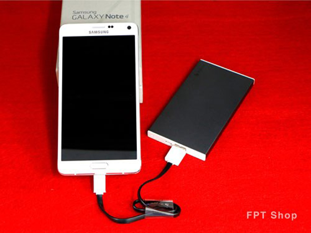 Sạc dự phòng iHave (phải), sản phẩm đang được ưa chuộng nhất tại FPT Shop.