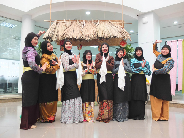 Các bạn sinh viên Brunei – Đại học FPT háo hức với cái Tết đầu tiên ở Việt Nam.
