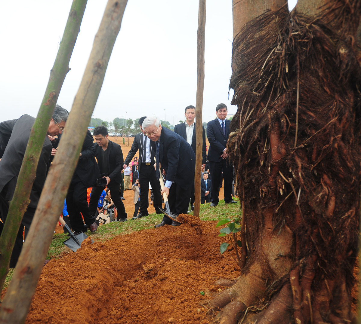 <p> Tổng Bí thư Nguyễn Phú Trọng trồng cây tại khuôn viên Khu Công nghệ cao Hòa Lạc. </p>
