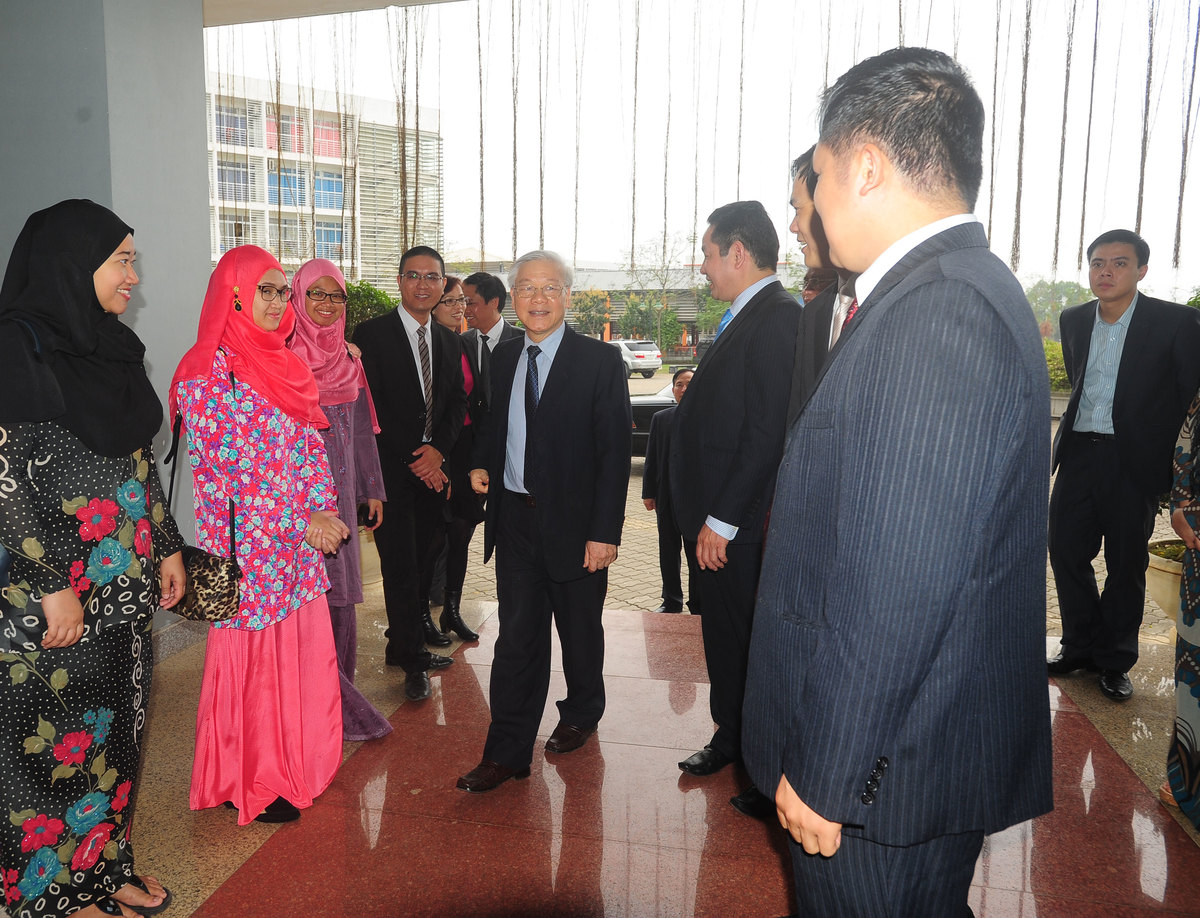 <p> Các sinh viên Brunei trong trang phục truyền thống đón Tổng Bí thư tới thăm ĐH FPT.</p>