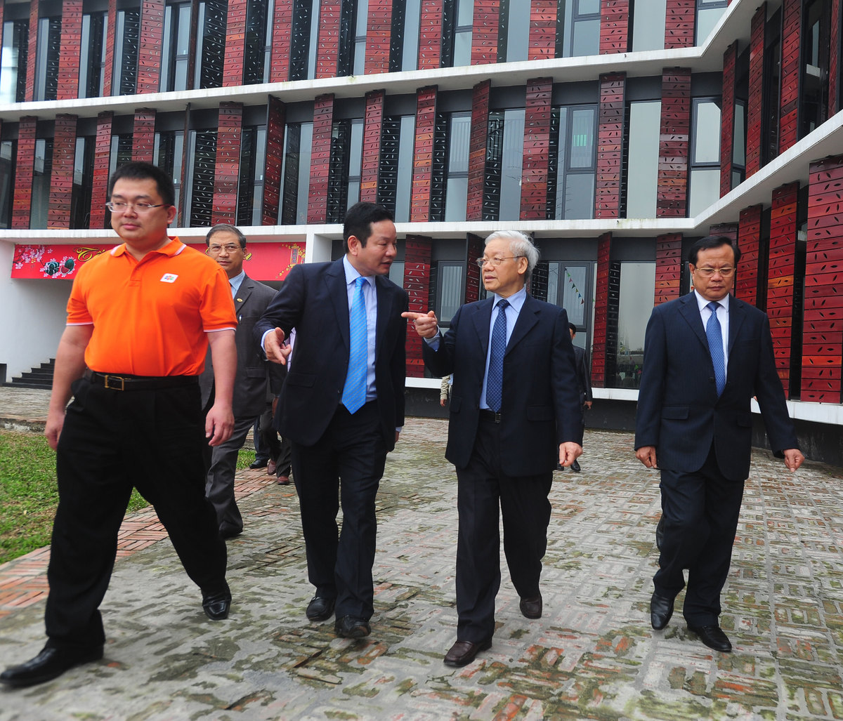 <p> Chủ tịch FPT Trương Gia Bình giới thiệu với Tổng Bí thư về khuôn viên F-Ville.</p>