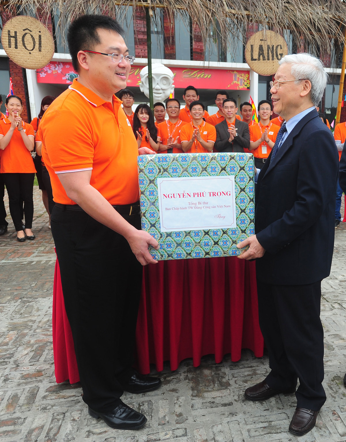 <p> Chủ tịch Hoàng Nam Tiến, đại diện FPT Software, nhận quà của Tổng Bí thư Nguyễn Phú Trọng tặng.</p>
