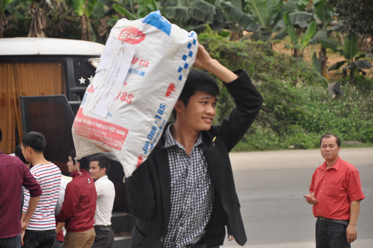 <p class="Normal"> Ngoài việc đi chùa cầu an, năm nay, đơn vị quyết định tổ chức chuyến thiện nguyện cho bà con nghèo xã Minh Sơn, huyện Hữu Lũng, tỉnh Lạng Sơn. Đây là chuyến đi tiếp nối từ hoạt động tặng quà từ thiện <span>từ <a href="http://chungta.vn/photo/nguoi-fpt/chuyen-tu-thien-giup-toi-tran-trong-cuoc-song-dang-co-37062.html">giữa tháng 1</a> vừa qua.</span></p>