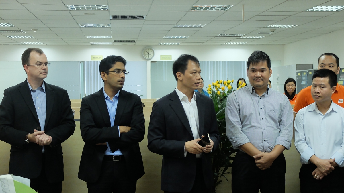 <p style="text-align:justify;"> Ông Đặng Hồng Phong (giữa), Giám đốc Kinh doanh của Microsoft Việt Nam, chúc Tết các CBNV và chia sẻ về những dự định, kế hoạch trong năm 2015.</p>