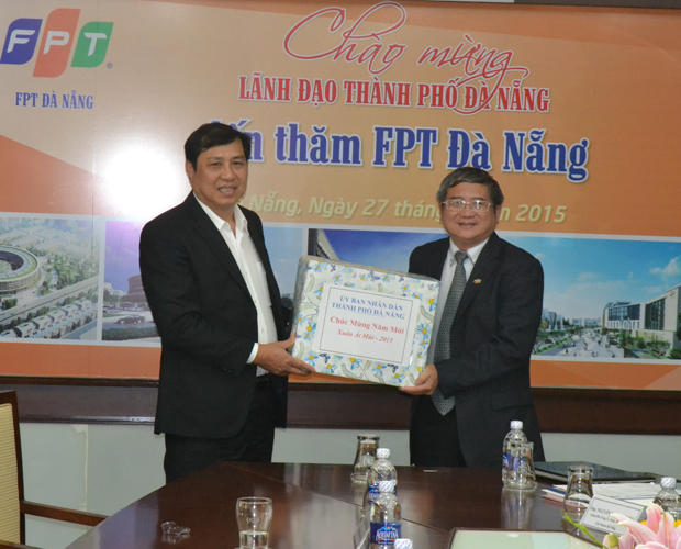 Lãnh đạo thành phố Đà Nẵng tặng quà và chúc mừng năm mới tới Tập đoàn FPT.