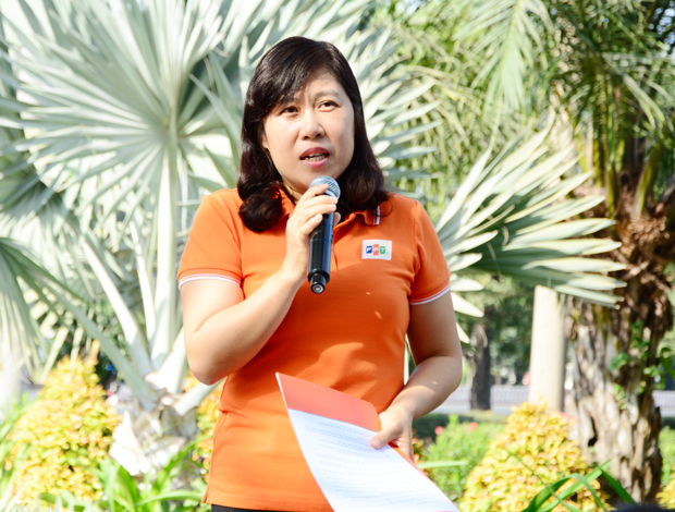 Đại diện đơn vị thành viên trực lễ chào cờ đầu tiên trong năm Ất Mùi, GĐ FPT Trading HCM Nguyễn Thị Thanh Lê điểm qua tình hình hoạt động đầu năm mới của toàn tập đoàn.