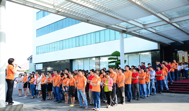lễ chào cờ đầu tiên trong năm Ất Mùi của FPT HCM đã diễn ra tại tòa nhà FPT Tân Thuận, quận 7, TP HCM, thu hút gần 200 cán bộ nhân viên (CBNV) tham dự.