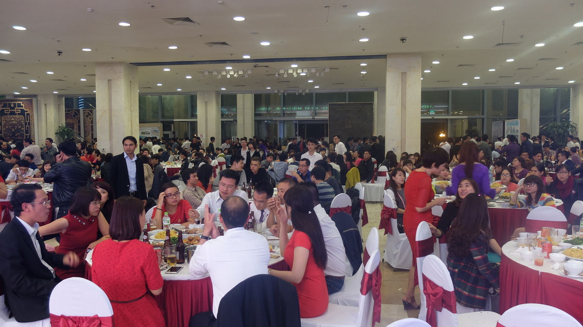 <p> Tối ngày 2/3, gần 1.000 CBNV FPT Retail khu vực Hà Nội, Bắc Ninh, Hưng Yên và các quản lý trên cả nước đã hội tụ về Cung Triển lãm Kiến trúc Hà Nội để hòa vào Dạ tiệc "Cám ơn tình yêu". </p>