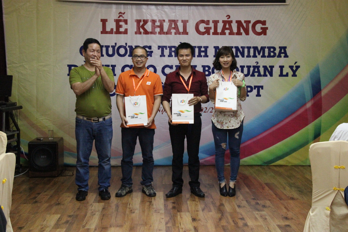 <p> Anh cũng trao quà cho 3 học viên xuất sắc trong ngày học đầu tiên (Từ trái qua: Anh Nguyễn Việt Đức - FPT Software, Nguyễn Hùng Quân- ĐH FPT, chị Nguyễn Diệu Anh - FPT Software).</p>