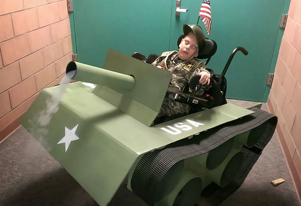 <p class="Normal"> Cha dượng biến cậu con trai ngồi xe lăn thành chiến sĩ lái xe tăng dịp Halloween. </p>