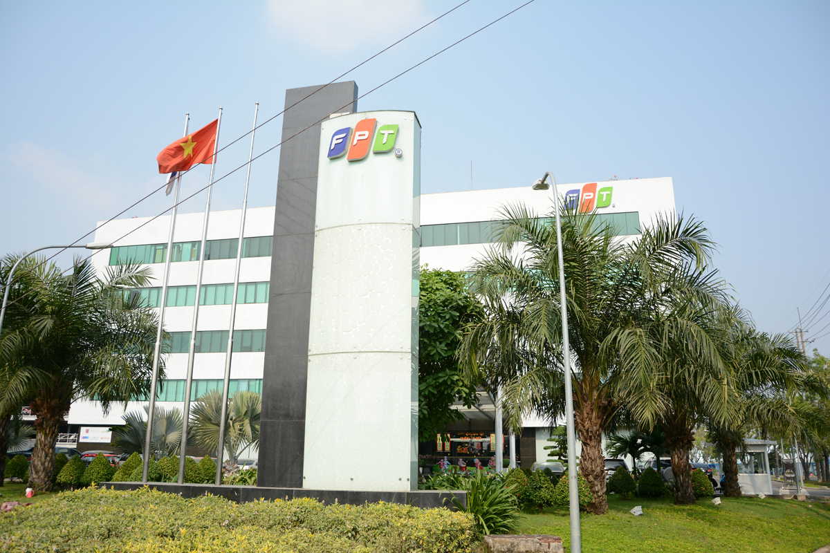 <p style="text-align:justify;"> <span style="line-height:20px;">Tiếp đà thành công, nhằm đáp ứng nhu cầu nhân lực, mở rộng quy mô hoạt động và thực hiện chiến lược OneFPT, tháng 11/2012, FPT HCM khánh thành tòa nhà FPT Tân Thuận 2. Đây là nơi làm việc của gần 2.000 CBNV các đơn vị thành viên, gồm: FPT Trading, FPT Online, FPT Telecom và Sendo.vn.</span></p>