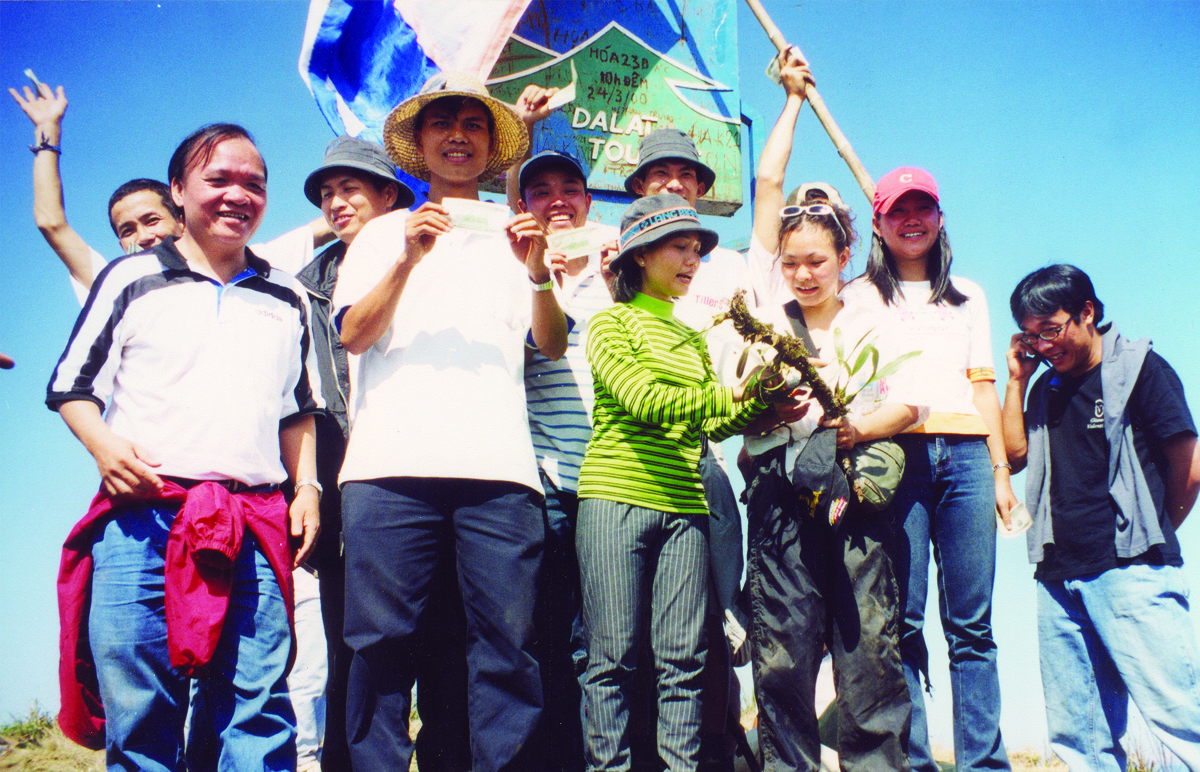 <p> CBNV FPT HCM chinh phục đỉnh Langbiang, Lâm Đồng, tháng 3/2002.</p>