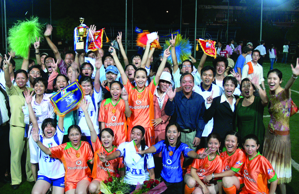 <p> Ban lãnh đạo chung vui cùng các nữ cầu thủ đoạt chức Vô địch giải bóng đá nữ FPT HCM năm 2006. </p>