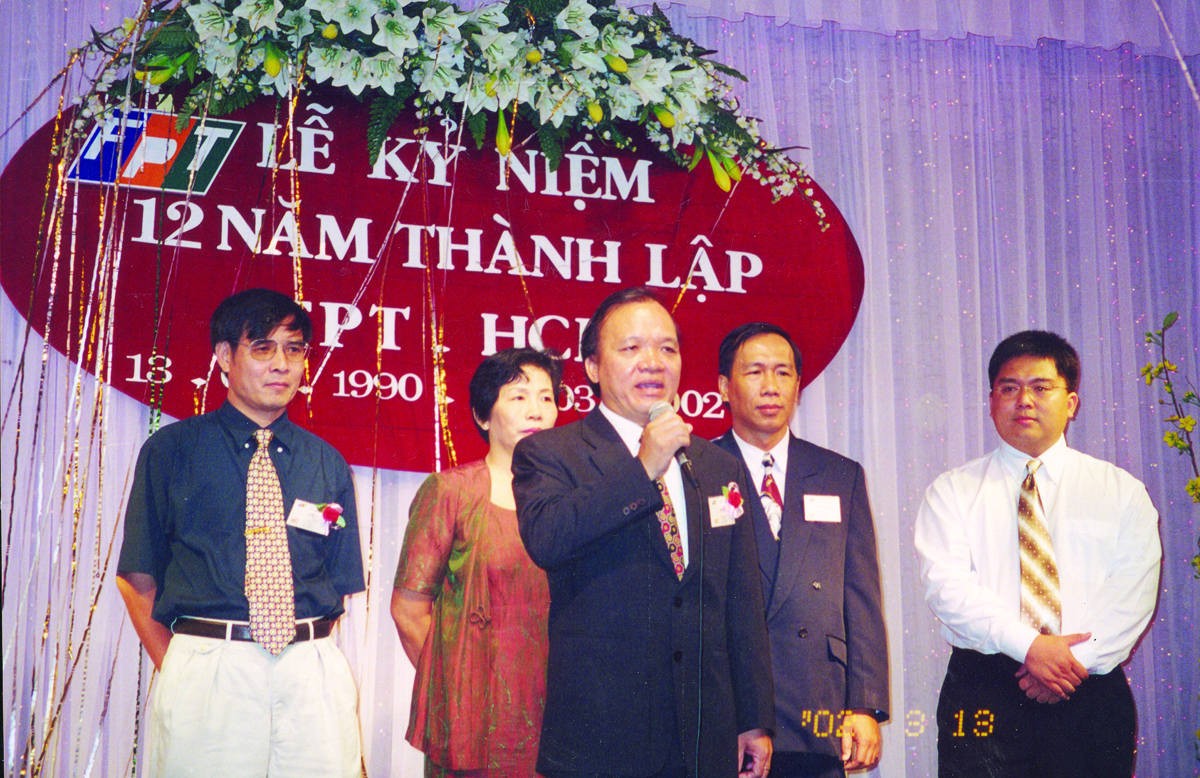 <p> GĐ FPT HCM Hoàng Minh Châu gửi lời tri ân đến CBNV trong lễ kỷ niệm 12 năm thành lập công ty (13/3/2002).</p>