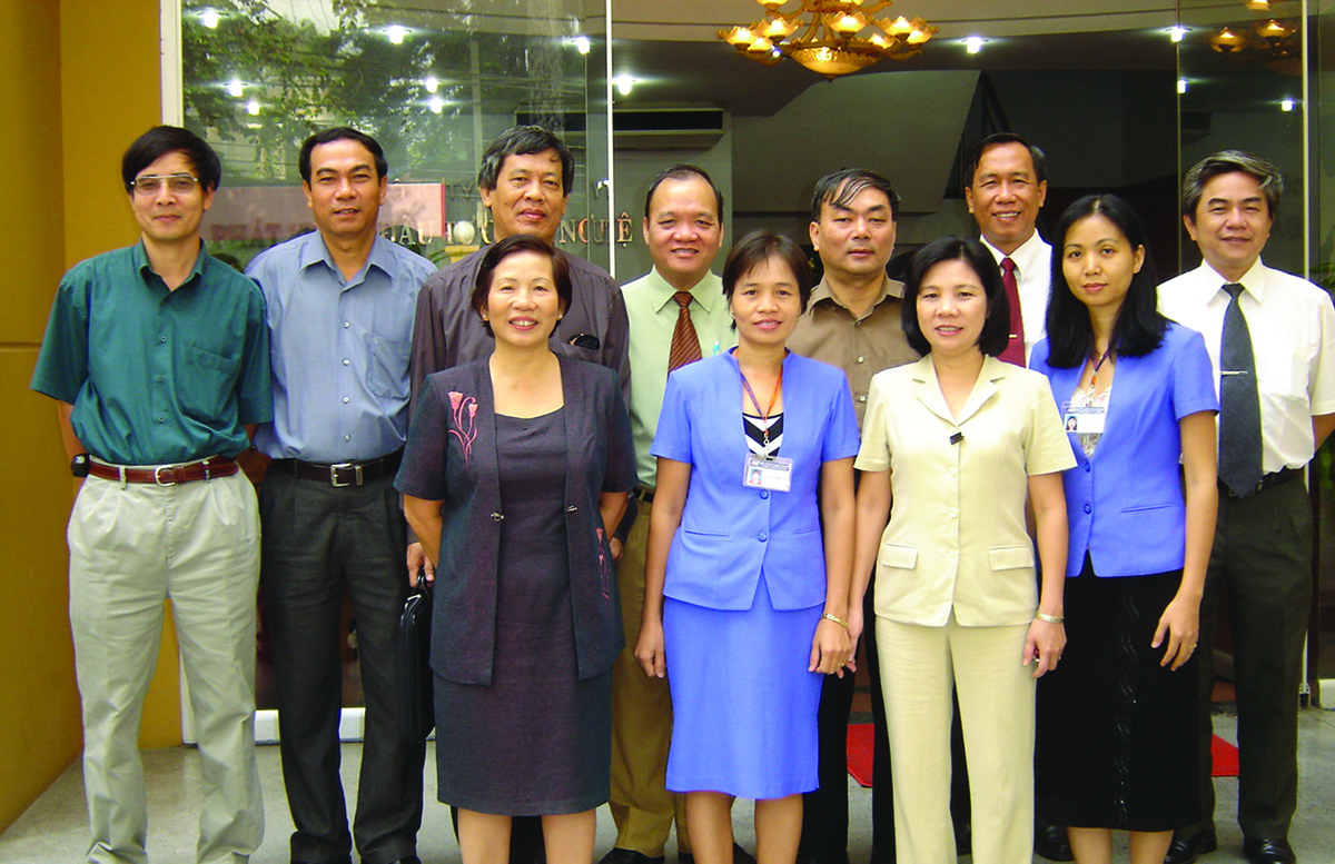 <p> CBNV FPT HCM tiếp đón đoàn đại biểu Bộ Khoa học và Công nghệ tới thăm và làm việc với đơn vị vào ngày 23/12/2004.</p>