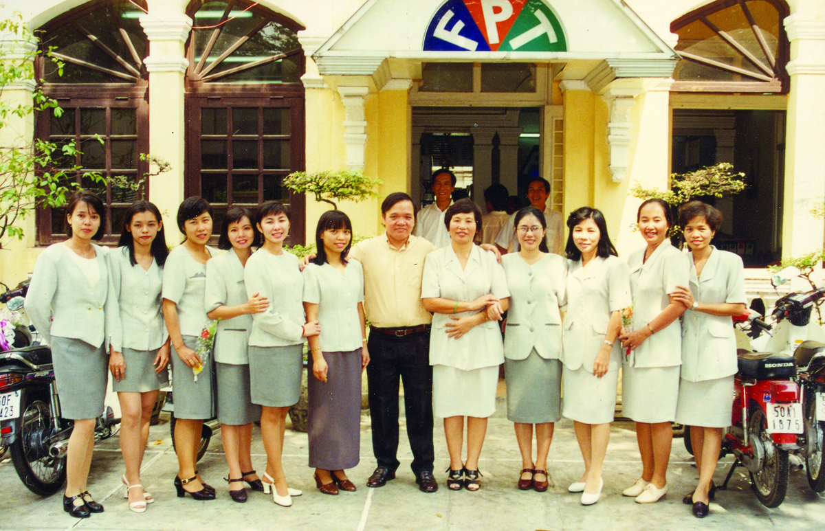 <p> GĐ FPT HCM Hoàng Minh Châu cùng CBNV chụp hình lưu niệm năm 1995 tại trụ sở 96 Nguyễn Thị Minh Khai, quận 3.</p>