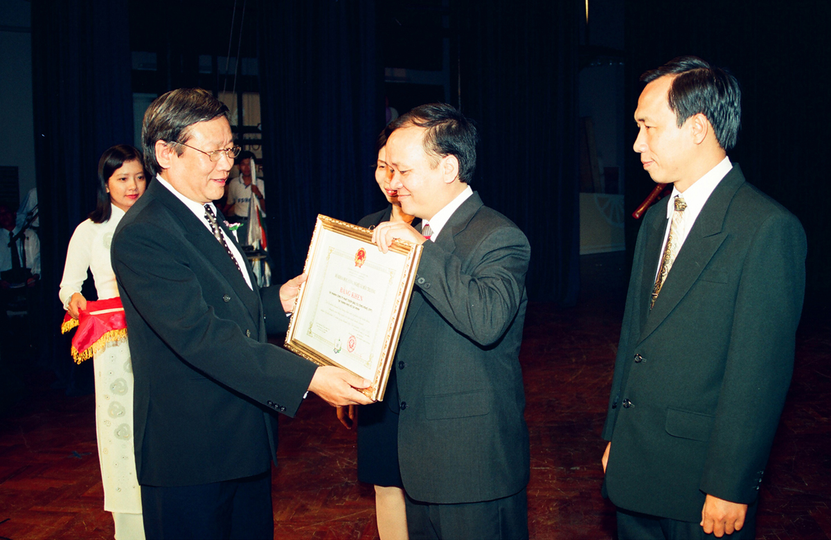 <p> Ông Bùi Ngọc Hoan, Chánh Văn phòng Bộ Khoa học và Công nghệ, trao tặng bằng khen cho FPT HCM tại lễ kỷ niệm 10 năm thành lập công ty.</p>