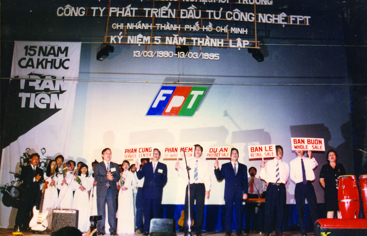 <p> Người FPT HCM biểu diễn văn nghệ dịp kỷ niệm 5 năm thành lập chi nhánh (13/3/1995).</p>