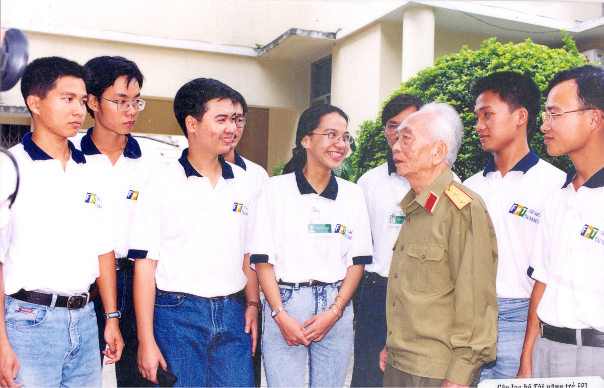 <p> Cố Đại tướng Võ Nguyên Giáp trò chuyện với các thành viên CLB Tài năng công nghệ trẻ FPT HCM ngày 20/7/2000.</p>