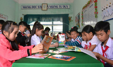 FPT Arena trao hơn 800 cuốn sách cho học sinh nghèo