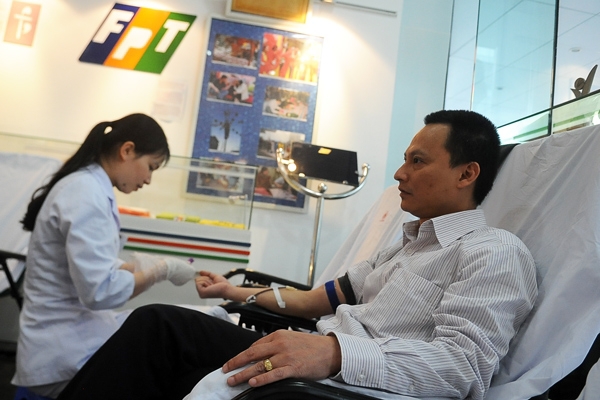 <p> Tuy vóc dáng nhỏ bé nhưng anh Nguyễn Xuân Việt, Trưởng Ban Công nghệ Thông tin FPT (FIM), có mặt rất sớm để chia sẻ những giọt máu đào cho người bệnh.</p>