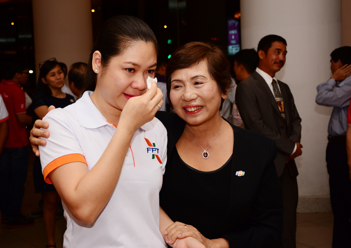 <p> "Nhớ quá chị ơi". Những giọt nước mắt của chị Lâm Diễm Hương, cựu nhân viên FPT HCM, đã rơi khi gặp lại sếp cũ. </p>