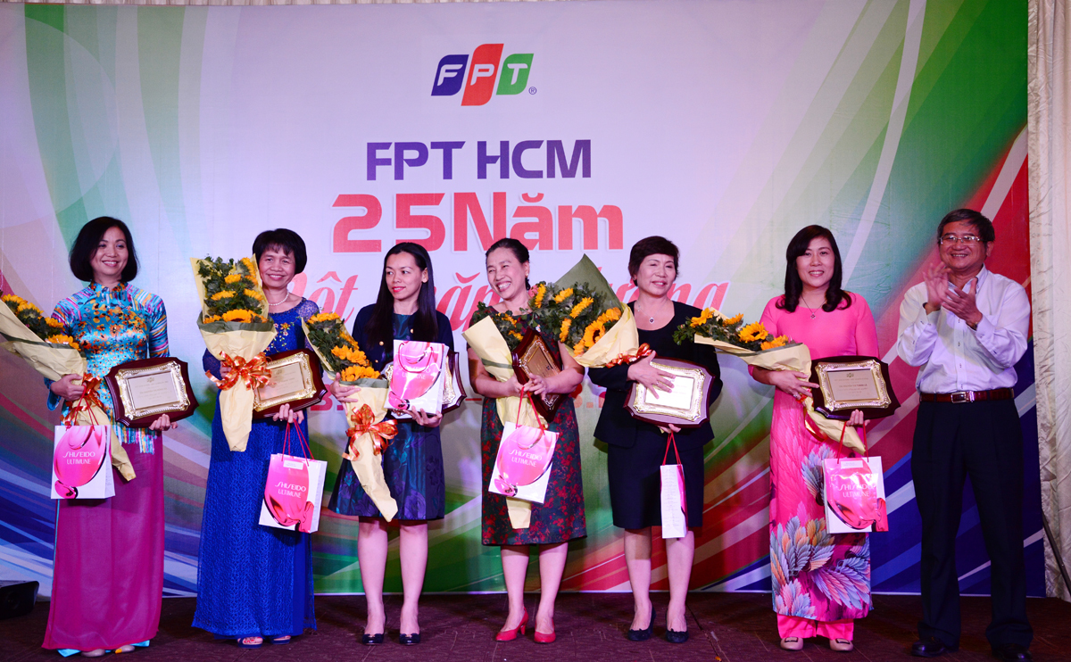 <p> TGĐ Bùi Quang Ngọc tặng những phần quà riêng cho các lãnh đạo nữ nhân dịp 8/3.</p>