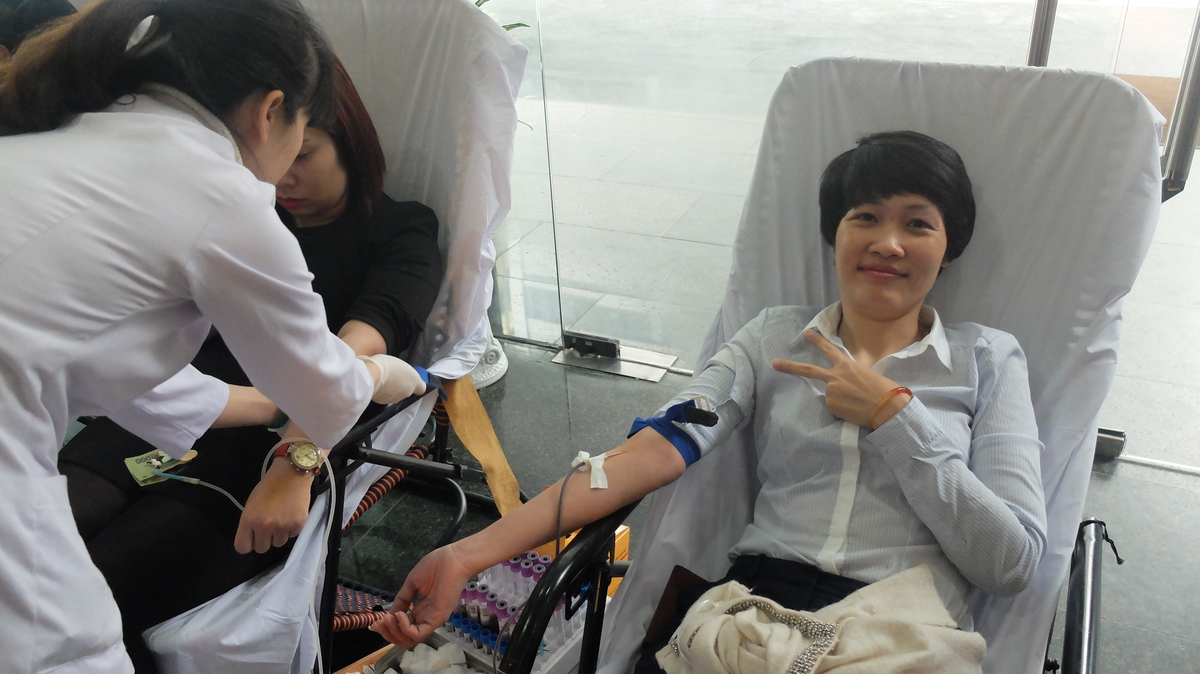 <p> Chị Vũ Thanh Huyền, Kế toán trưởng FPT Retail, vừa hiến máu vừa tạo dáng "xì- tin". Đây là lần thứ hai chị tham gia hiến máu. Với chị, đây là một nghĩa cử cao đẹp, nhất là khi biết một ai đó được cứu sống bởi những giọt máu của mình.</p>
