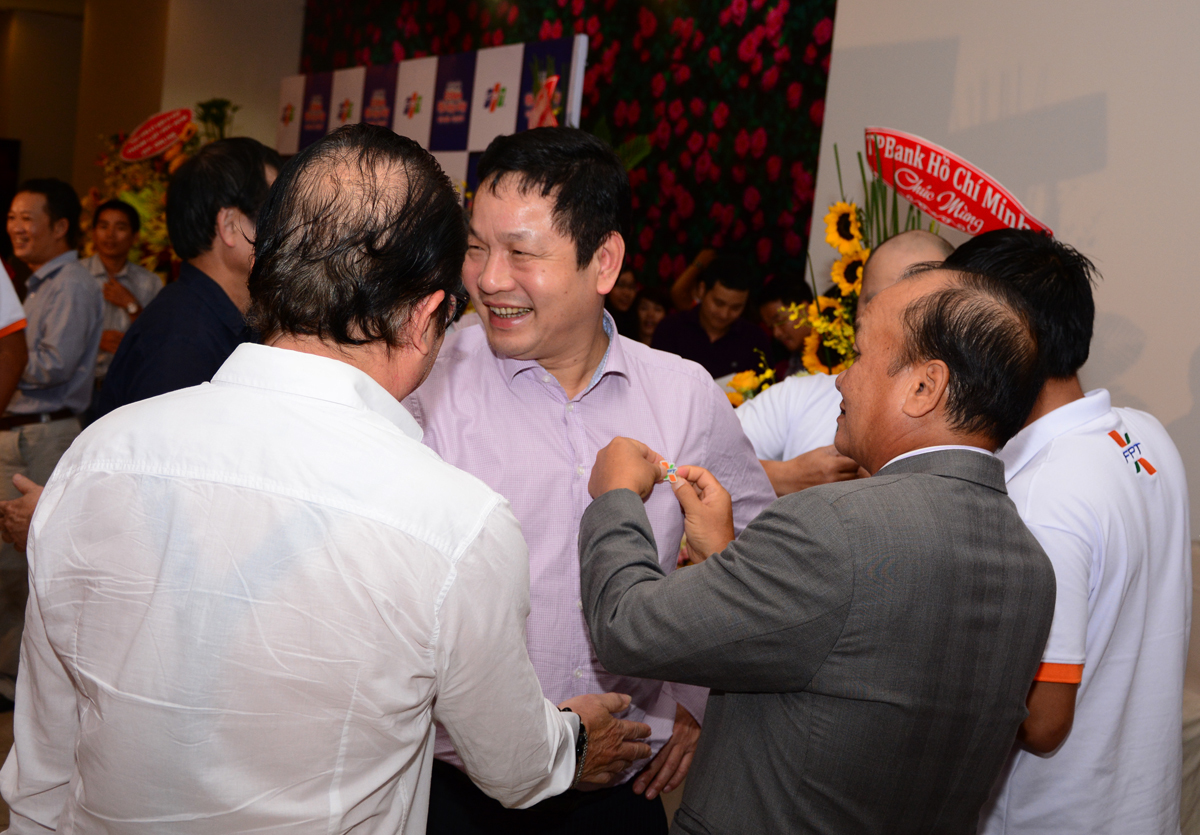 <p> Chủ tịch FPT Trương Gia Bình (giữa) cũng có mặt từ khá sớm. Anh rất hào hứng và vui mừng khi gặp lại những đồng đội phía Nam, đặc biệt là những người đã sát cánh cùng anh trong những năm đầu thành lập FPT HCM.</p>