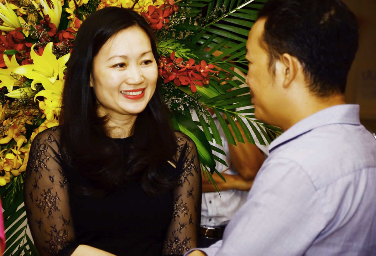 <p> Phó TBT báo VnExpress Thang Bích Liên trò chuyện cùng những đồng đội FPT. Năm 2000, chị gia nhập FPT với vai trò là phóng viên, sau đó chị đảm nhận vị trí Thư ký tòa soạn và hiện tại kiêm nhiệm chức vụ Phó TGĐ FPT Online.</p>