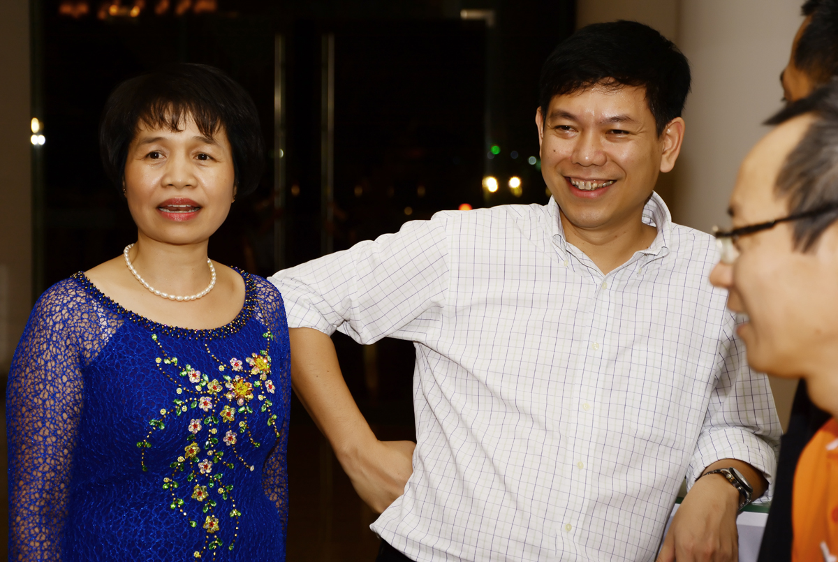 <p> GĐ Công Nghệ FPT Nguyễn Lâm Phương và chị Phạm Thị Thanh Toan, GĐ Nhân sự FPT Telecom, ôn cố tri tân trong ngày gặp lại.</p>
