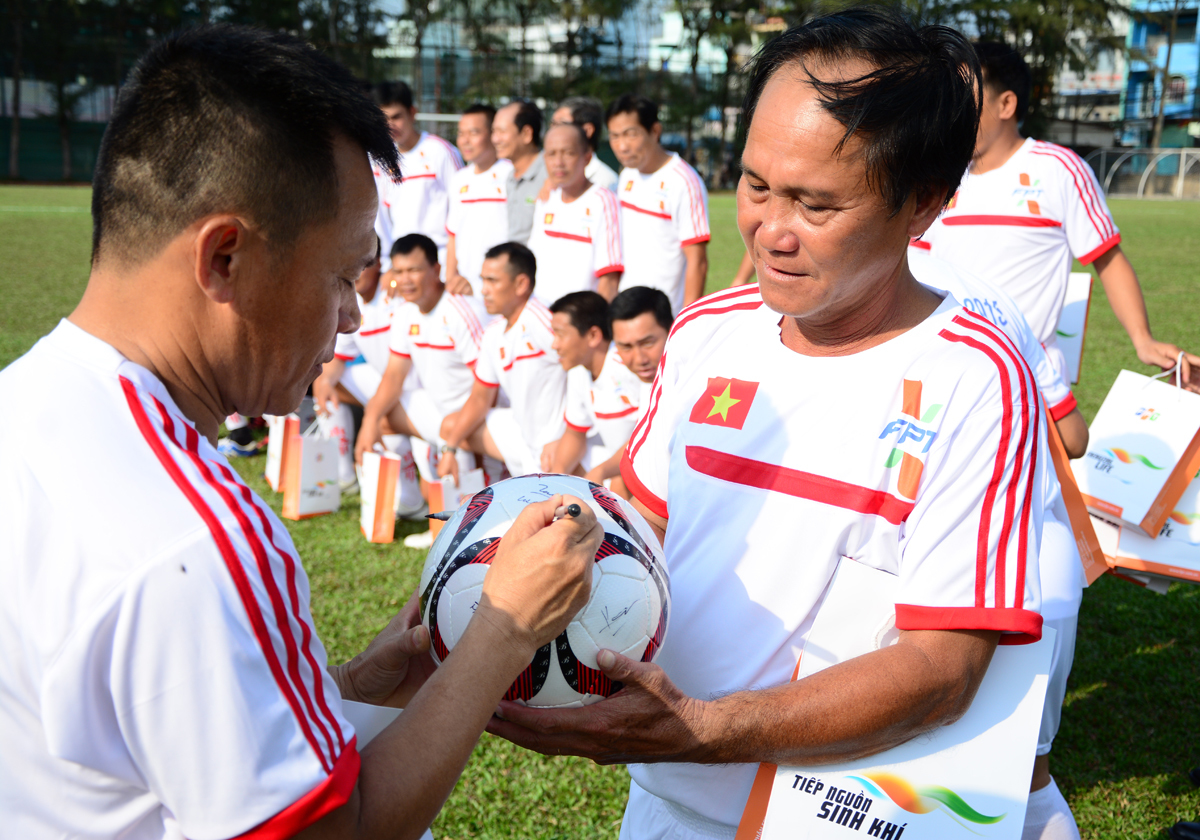 <p style="text-align:justify;"> Thế hệ vàng của bóng đá Việt Nam lần lượt ký tặng lên trái bóng lưu niệm của Ban tổ chức, đánh dấu cột mốc nhân dịp kỷ niệm FPT HCM tròn 25 tuổi.</p>