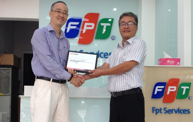 GĐ Cyber Power Việt Nam Nguyễn Minh Tuấn (bên trái) trao chứng nhận cho anh Lâm Ngọc Huy, GĐ Trung tâm Dịch vụ Kỹ thuật - FPT Services. Ảnh: FSC.