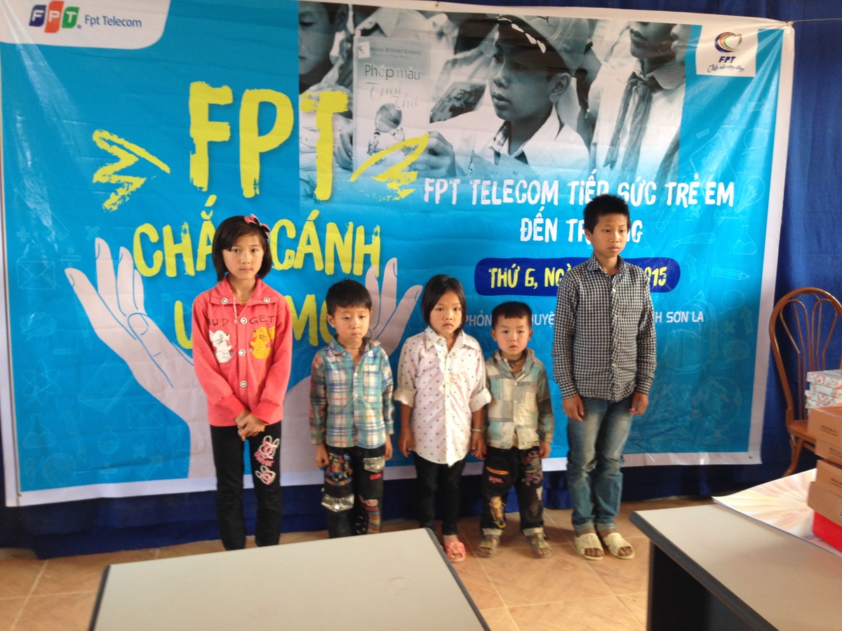 <p> Chi nhánh Sơn La cũng thực hiện chương trình "FPT Chắp cánh ước mơ" với hoạt động trao học bổng cho học sinh nghèo vượt khó ở trường Tiểu học Phỏng Lái, xã Phỏng Lái, huyện Thuận Châu.</p>
