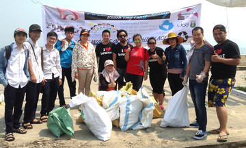 Sinh viên Brunei vệ sinh biển Đà Nẵng