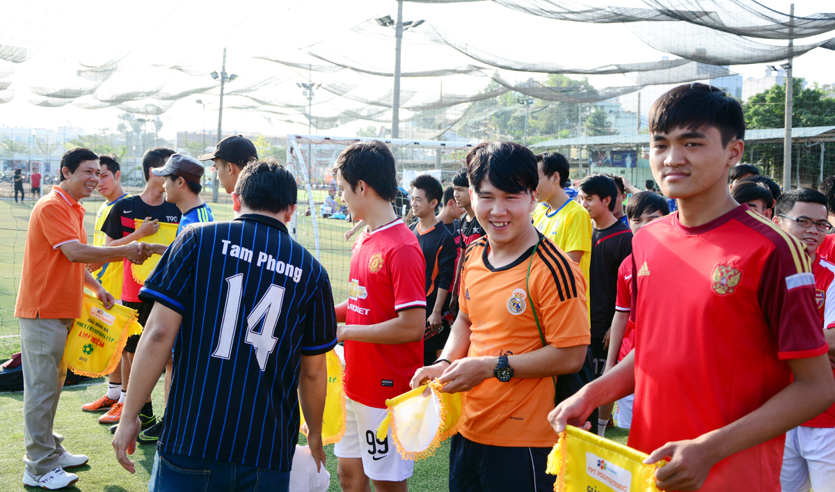 <p> GĐ FPT Polytechnic HCM Tôn Thất Nhật Khánh (áo cam) mong giải đấu không chỉ giúp sinh viên giải trí sau những giờ học căng thẳng, mà còn là sân chơi để các em có cơ hội giao lưu và rèn luyện sức khỏe.</p>