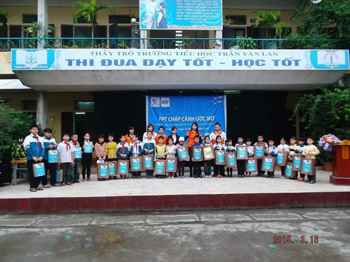 <p class="Normal"> <span>Chi nhánh Nam Định cũng tổ chức trao quà cho học sinh nghèo học giỏi tại trường Tiểu học Trần Văn Lan, phường Văn Miếu, TP Nam Định.</span></p>