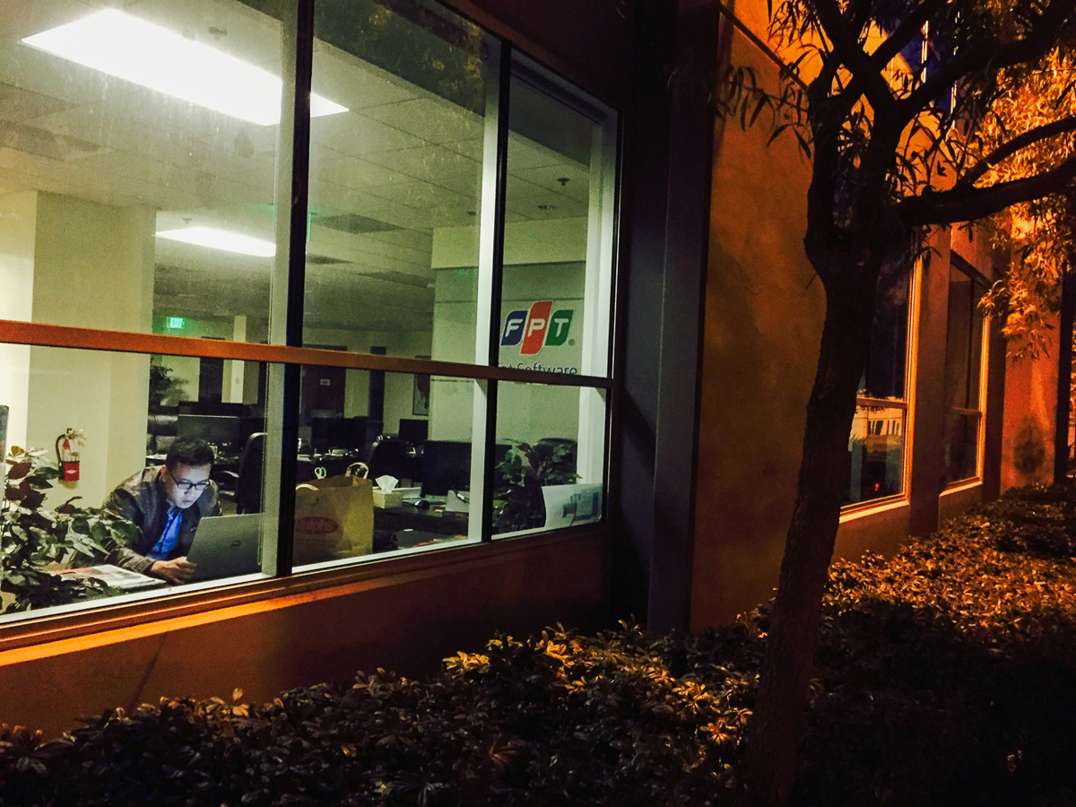 <p> Có những lúc công việc nhiều và phải ở lại công ty đến tối là chuyện bình thường. Trong ảnh: Phạm Huỳnh Thế Hùng (Trợ lý giám đốc Z8) đang cố gắng hoàn thành công việc trước khi về nhà.</p>