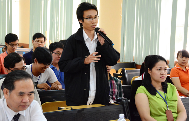 Sinh viên ĐH FPT giao lưu và đặt câu hỏi với diễn giả.