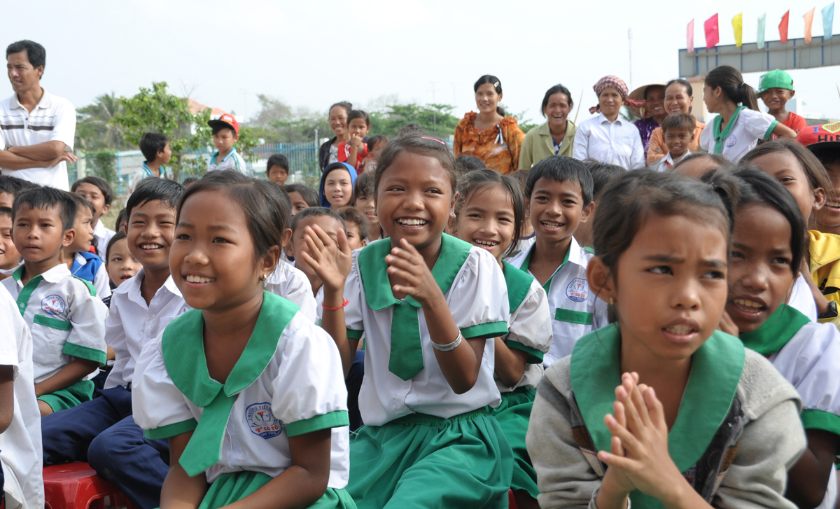 <p> Trường tiểu học B Cô Tô có 2 điểm trường với 779 học sinh, trong đó phần lớn là con em dân tộc Khmer còn nhiều khó khăn trong cuộc sống. </p>