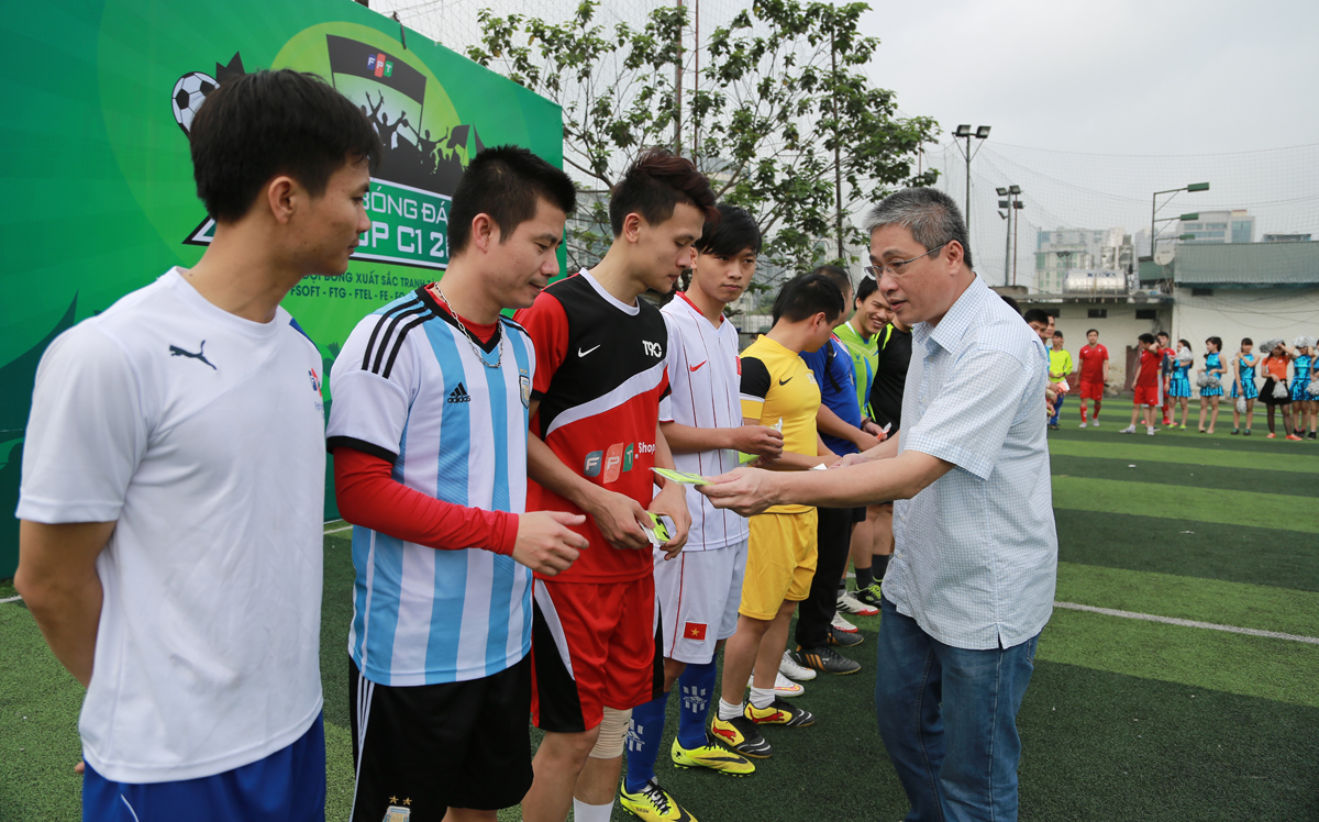 <p> Trưởng Ban tổ chức giải Lê Đình Lộc, Trưởng ban Văn hóa - Đoàn thể FPT, trao băng đội trưởng cho các lãnh đội 16 đội bóng.</p>